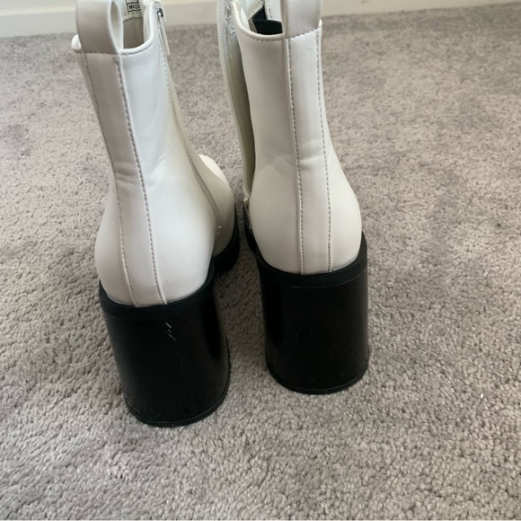 EUC WHITE MONOCHROME PLATFORM BOOTS - Picture 2 of 4